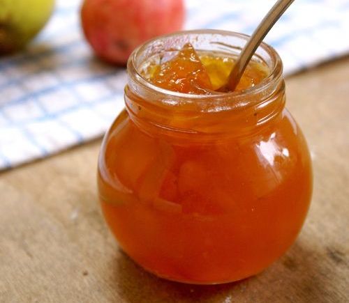 Unusual jam from apples and condensed milk