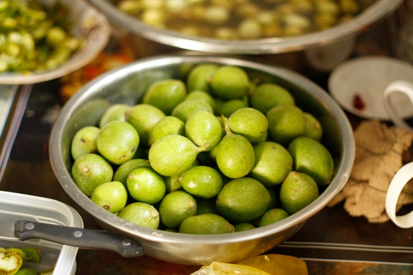 Jam from walnuts