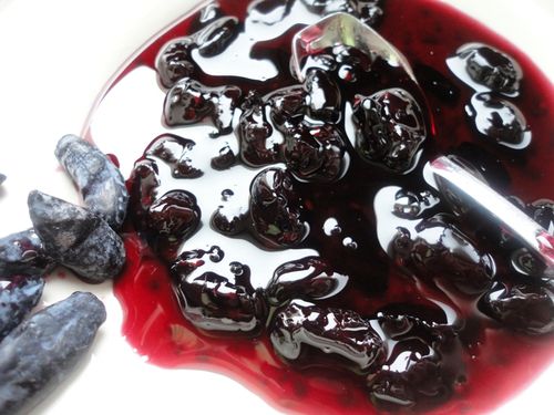 How to prepare jam from honeysuckle