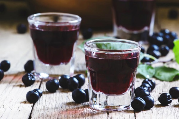 Homemade wine from chokeberry