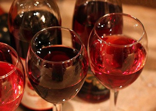 Wine from raspberry at home - simple recipes