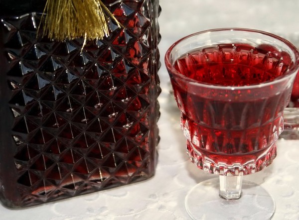 Wine from raspberry at home - simple recipes