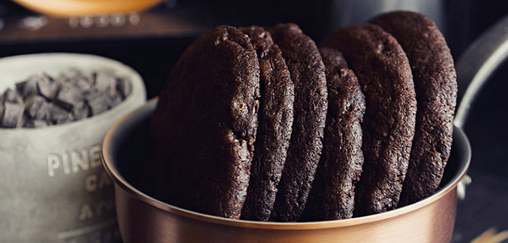 A delicious recipe: large chocolate cookies with spices