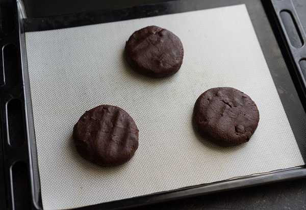 A delicious recipe: large chocolate cookies with spices