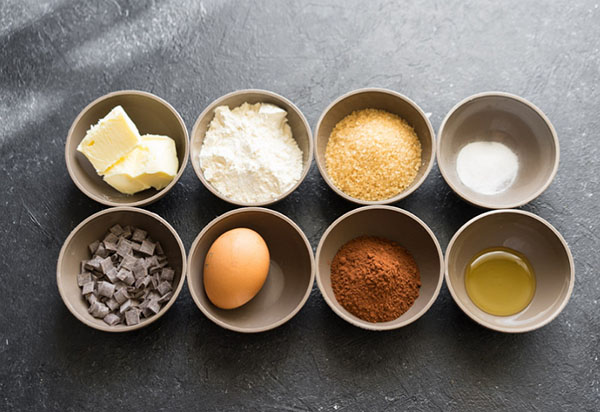 A delicious recipe: large chocolate cookies with spices