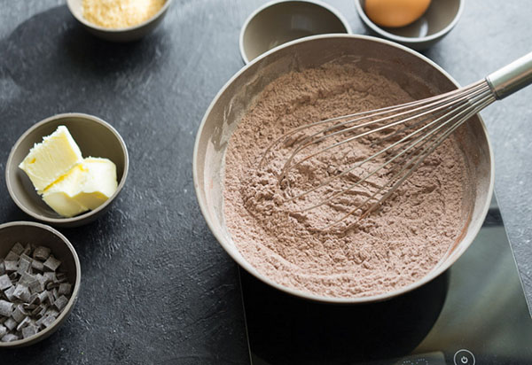 A delicious recipe: large chocolate cookies with spices