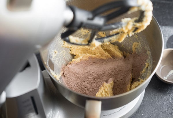 A delicious recipe: large chocolate cookies with spices