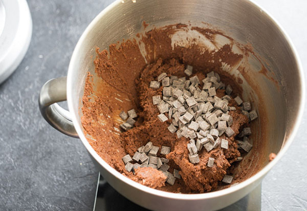 A delicious recipe: large chocolate cookies with spices