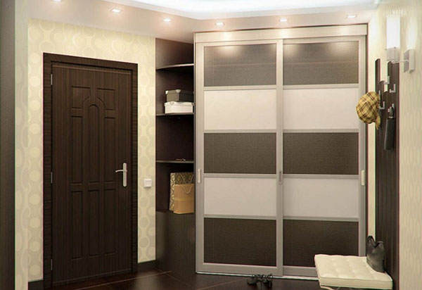 A small hallway: how to create a practical interior